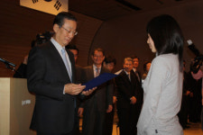 두을장학재단, 여대생 92명에 장학금 전달