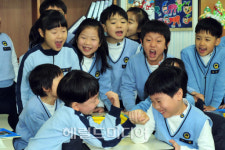 <포토뉴스>팔씨름으로 겨뤄볼까?
