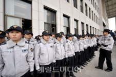<포토뉴스>국회 본청 에워싼 여경들