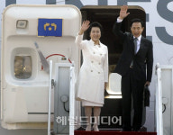 <포토뉴스>이 대통령 출국 