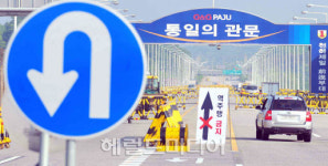 <포토뉴스>개성공단 입주 기업 차량은 유유히...