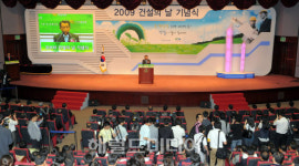 “여러분들이 산업 주역입니다” 축사하는 한 총리