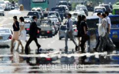 <포토뉴스> 아스팔트가 펄펄 끓어요 