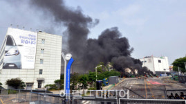 <포토뉴스>쌍용차 입구 화염 방패막