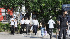 <포토뉴스>정문 못쓰니까 이리로 출근해야죠