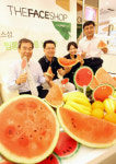 더페이스샵  매장 직원들 ‘말복 수박파티’