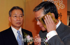 <포토뉴스>떠나는 길, 왜 이렇게 땀이 나지?