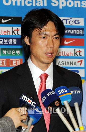 <포토뉴스>귀국 기자회견하는 홍명보 감독