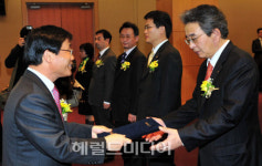 <포토뉴스>전문무역상사 대표에 인증서 전달