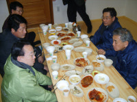 5000원짜리 식사에 마을회관서 숙박…이재오의 ‘소박한 ‘행보’