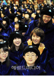 <포토뉴스>학부모-교사들이 제작한 졸업식 예복