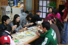 파라다이스, 무의탁 노인 대상 봉사활동