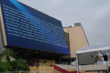 <칸영화제>이창동, 임상수, 홍상수 이름이 선명한 극장 간판