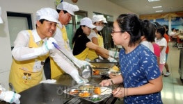 김영배 성북구청장, 초등학교 급식봉사로 업무 시작