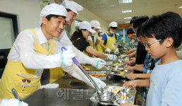 김영배 성북구청장, 초등학교 급식봉사로 업무 시작