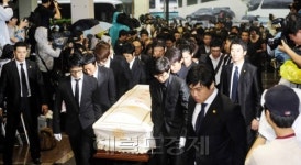 <포토뉴스> 화장장에서 통곡하는 팬들 “가지말아요…”
