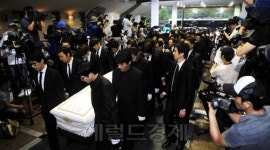 <포토뉴스> 화장장에서 통곡하는 팬들 “가지말아요…”