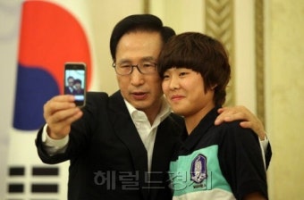 中 TV, 이명박 대통령 셀카에 “멋쟁이”로 보도