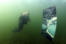 호수 속에 갤러리가…리투아니아 다이버들 물 속에서 작품 감상