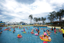 끝나지 않은 여름…우린 스파서 물놀이 한다