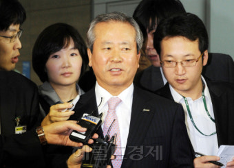 <포토뉴스>입 꼭 다문 신한 빅3