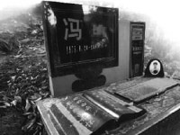 컴퓨터 새겨진 공동묘지 비석, 무슨 사연이?