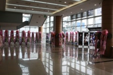 ‘삼총사’ 공연장 로비 쌀 화환 행렬 이유는