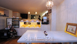 한남동 ‘꼼데 거리’의 숨겨진 작은 명소..‘Life is just..’