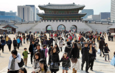 <포토뉴스> ’꽃샘추위’ 풀린 주말...고궁 나들이