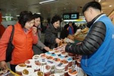“입맛 돋울 지하철 장터로 오세요”