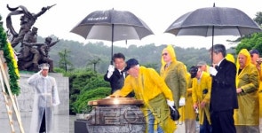 6.25전쟁 61주년...UN군 참전용사 참배