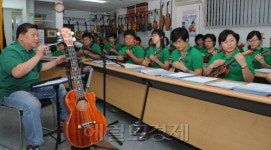 ‘장난으로 보이니? 장난 아니야.’…우쿨렐레와 하모니카의 화려한 외출