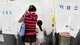 <포토뉴스> “아이 데리고 투표하러 왔어요!”