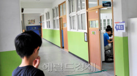 <포토뉴스> 투표소만 물끄러미...