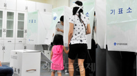 <포토뉴스> 엄마 손잡고 기표소로...