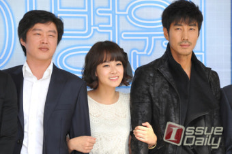 <포토뉴스> 두 남자 사이의 류현경, 혼자만 신났네!