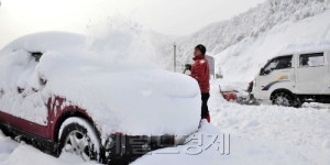 <포토뉴스> 눈에 잠긴 차량