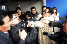 <포토뉴스> 민주당 전당대회 ‘충돌’