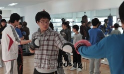 <포토뉴스> 학교 폭력에 권투 배우기 구슬땀