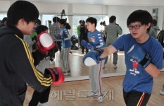 <포토뉴스> 학교 폭력에 권투 배우기 구슬땀