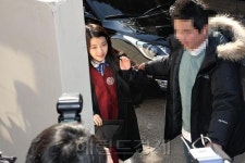 아이유 유승호 졸업식 참석…“이제야 어른이 된 것 같다”