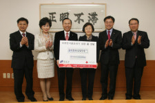 <포토뉴스> 화진화장품 강남구청에 성금