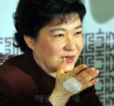 파스 붙인 박근혜의 손…몇명과 악수했길래?