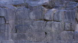 <창업주 이병철>호암 생가 밭 전(田)자 바위, 부(富)의 기운이