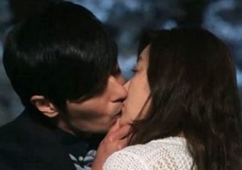 장동건 벚꽃 키스 “꽃중년의 키스가 더 설레”