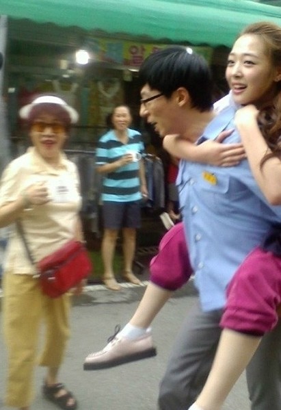 런닝맨 멤버들, 체중 유지 레이스에 도전하며 활력 넘치는 운동 모습 공개!