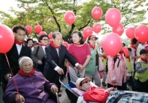 가을 호수변 걸으며 치매 극복
