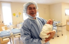 문재인 산부인과 방문 갓 태어난 아기와 사진논란