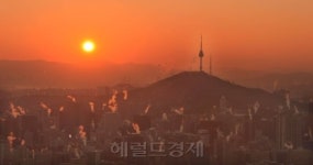 <포토뉴스> 새해 경제성장을 염원하듯.. 빌딩들의 힘찬 입김