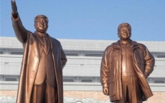 김정일 동상, 코트 벗고 점퍼 차림…무슨 일?